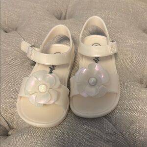 Cat and Jack size 6White Kids Sandals with Flower Design